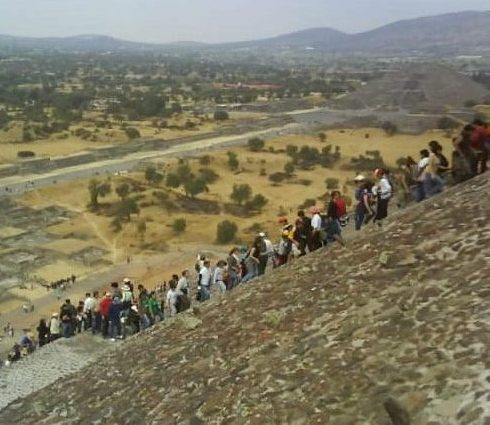 010 Teotihuacan Climbing Sun Pyramid 28th Dec 2010.jpg